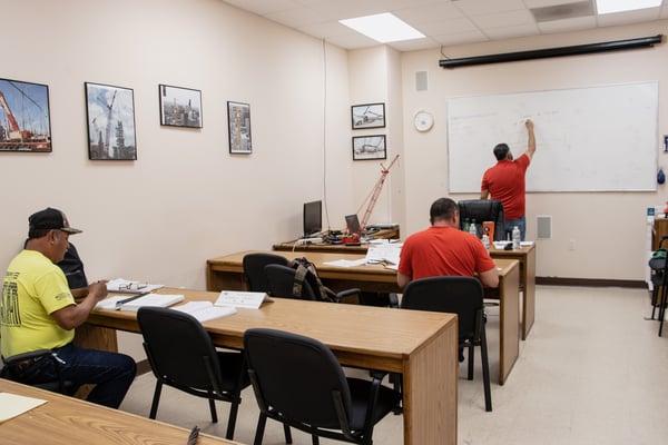 Featured image of the class - Curso en Español de Operador de Grúa Móvil y certificación CCO (Curso de 10 Días)